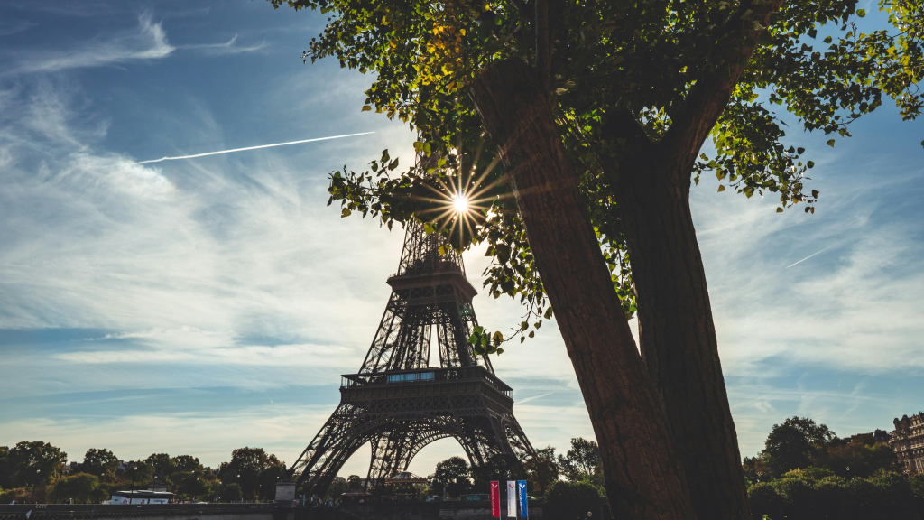 Conseils essentiels pour réussir l'achat d'une propriété de luxe en France, de la sélection du bien à la vérification des aspects juridiques et fiscaux.