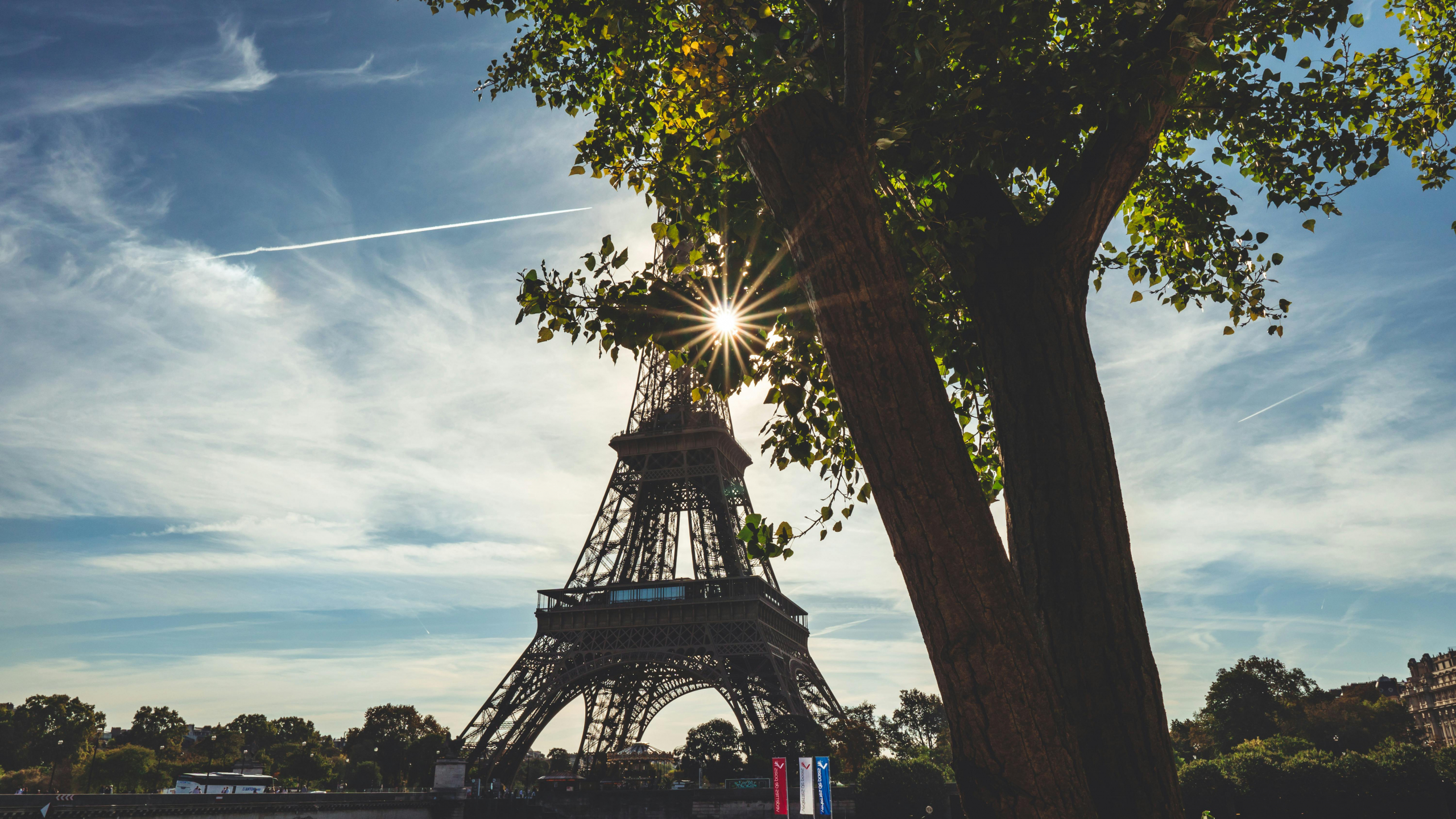 Conseils essentiels pour réussir l'achat d'une propriété de luxe en France, de la sélection du bien à la vérification des aspects juridiques et fiscaux.