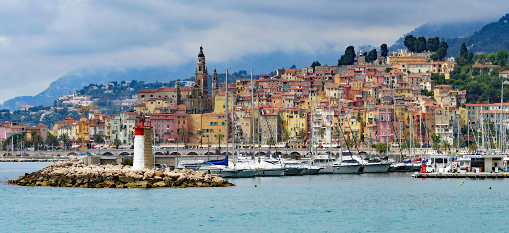 Découvrez les meilleures régions pour investir dans des villas de luxe en France, avec des destinations incontournables comme la Côte d'Azur, la Provence et Paris.