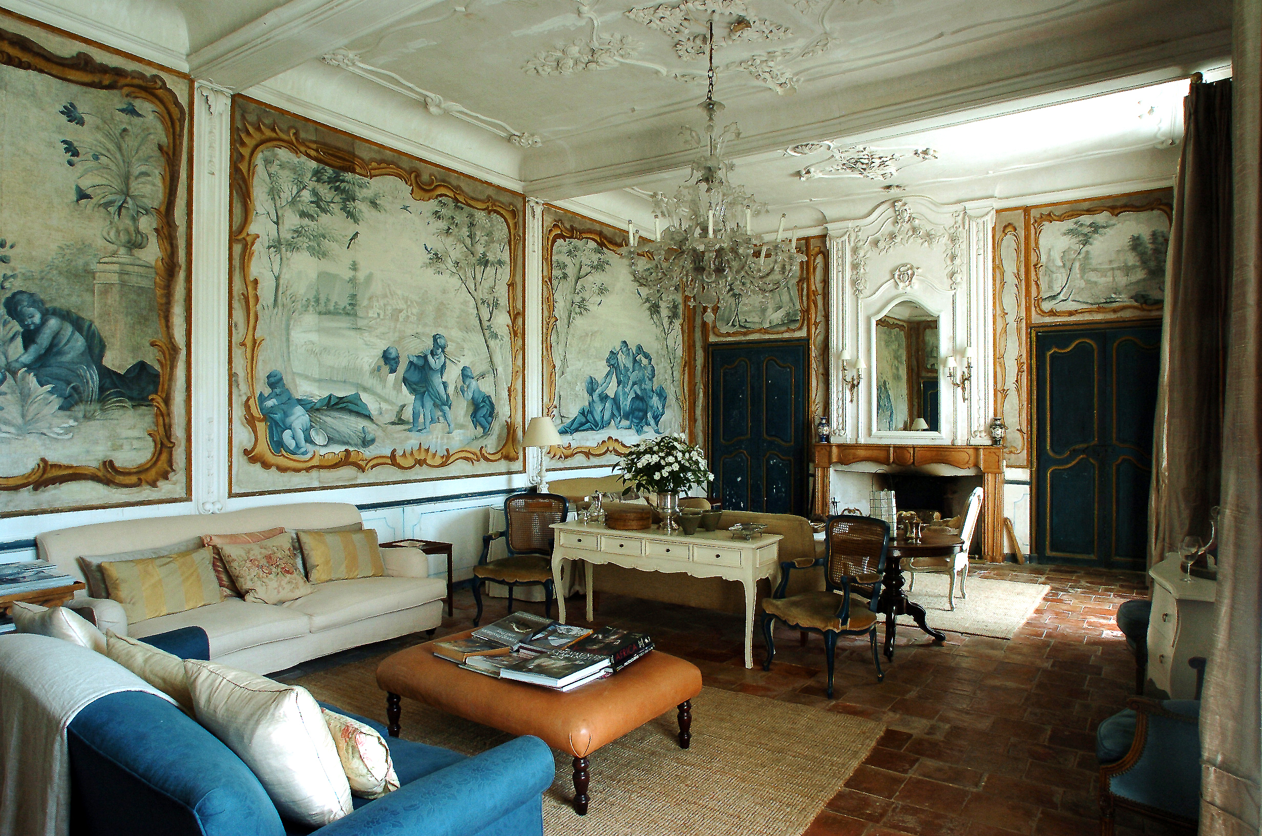 À vendre : Prestigieuse abbaye-château du 10ᵉ siècle à Camon, l'un des Plus Beaux Villages de France. 1700 m², jardins, piscine, vues Pyrénées. Prix : 2 400 000 €.