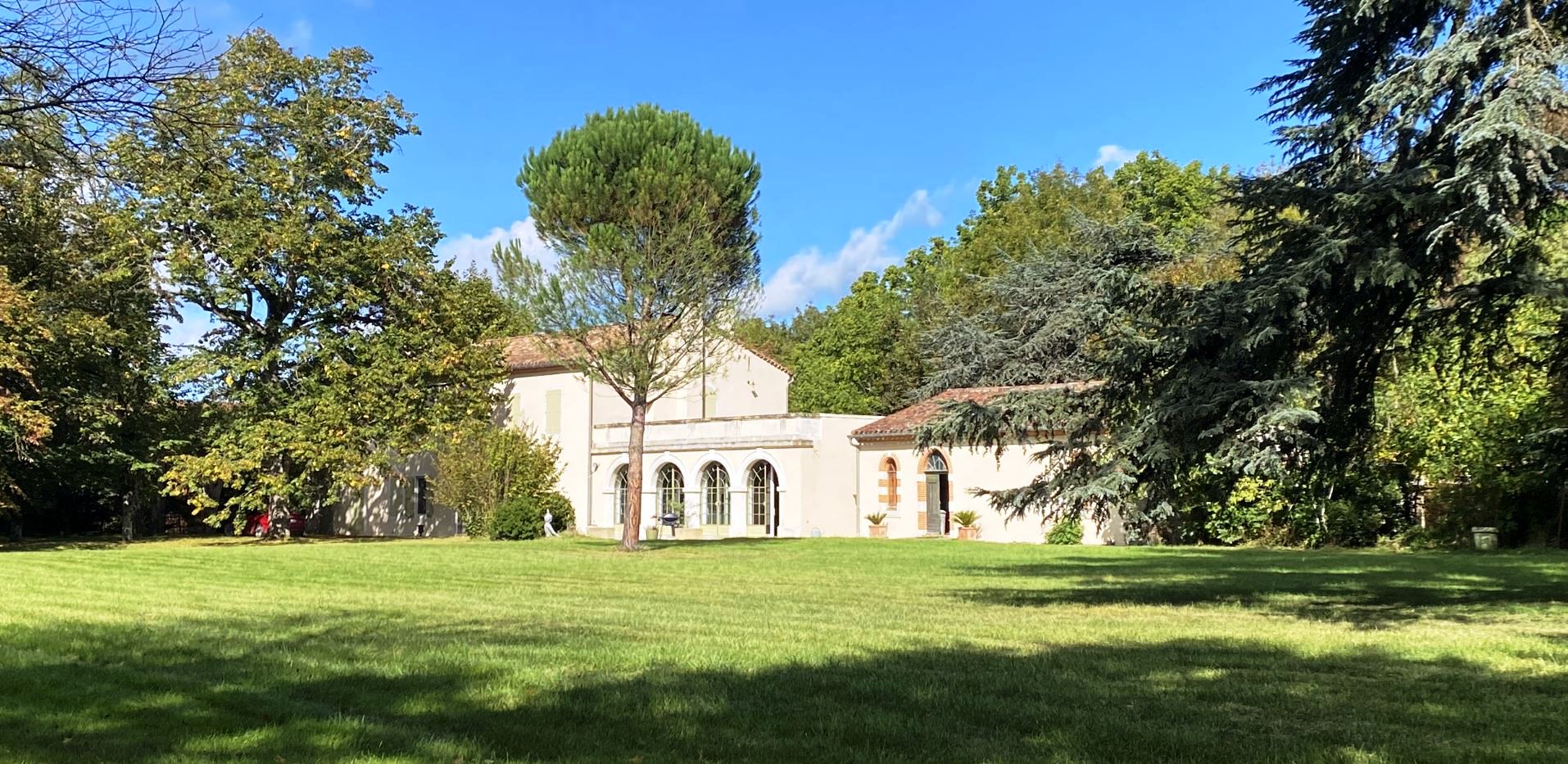 Maison de maître de 12 pièces à vendre près de Castres – 890 000 €491 m² habitables – 6 chambres – Parc de 2,7 hectares À seulement 15 minutes de Castres