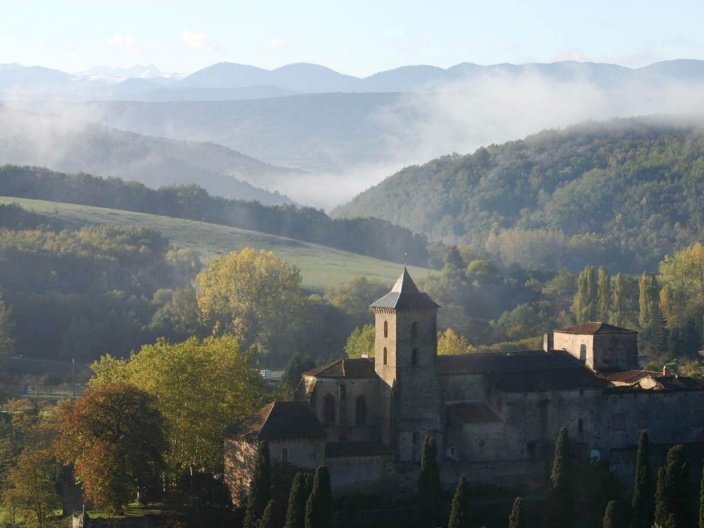 À vendre : Prestigieuse abbaye-château du 10ᵉ siècle à Camon, l'un des Plus Beaux Villages de France. 1700 m², jardins, piscine, vues Pyrénées. Prix : 2 400 000 €.