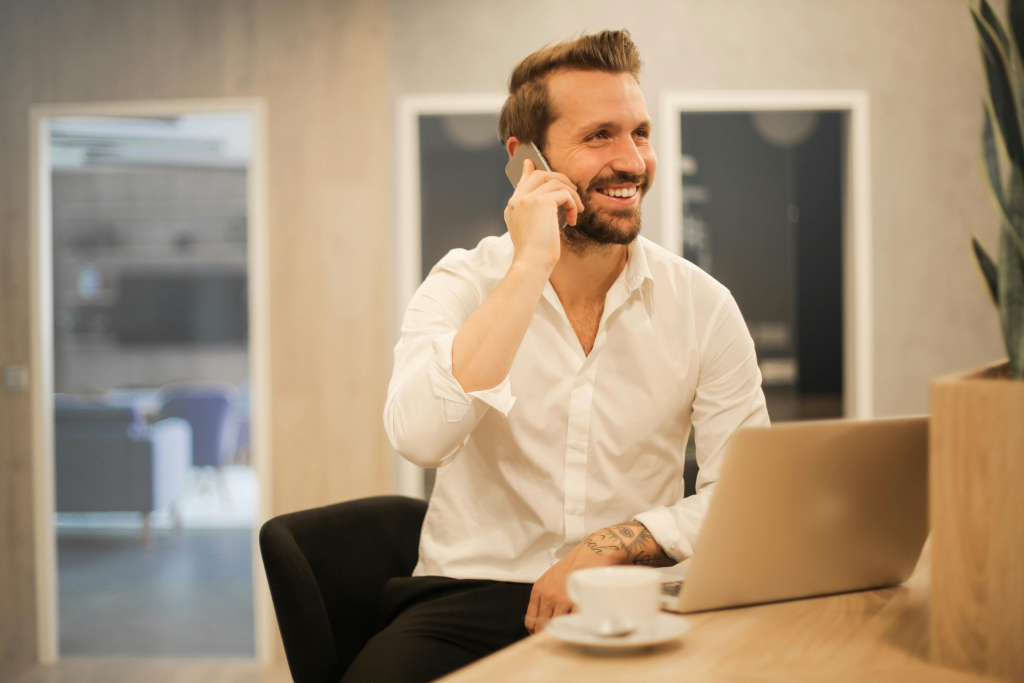 Apprenez à être transparent, à offrir un suivi personnalisé et à écouter les attentes des clients dans l'immobilier de luxe. 🤝