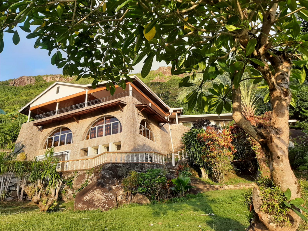 Villa de luxe Beau Vallon, Mahé, Seychelles,vue mer, jardin, 6 chambres, 4 salles de bain, studio indépendant. Seychelles vente propriétés et immobilier luxe.