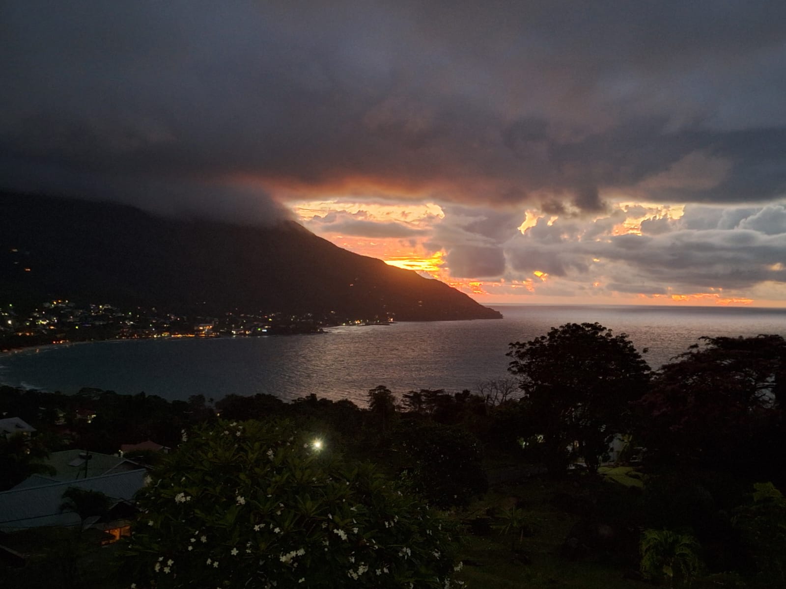 Villa de luxe Beau Vallon, Mahé, Seychelles,vue mer, jardin, 6 chambres, 4 salles de bain, studio indépendant. Seychelles vente propriétés et immobilier luxe.