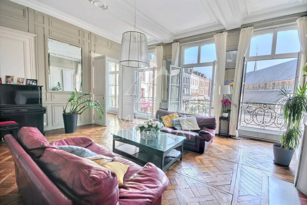 Découvrez cet hôtel particulier d’exception à Honfleur, alliant charme historique et confort moderne. Une propriété rare à vendre pour 1 490 000 €.