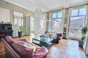 Discover this exceptional mansion in Honfleur, combining historical charm and modern comfort. A rare property for sale for € 1,490,000.