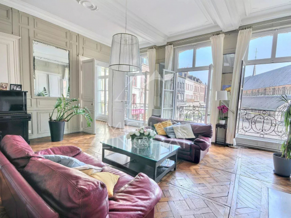 Découvrez cet hôtel particulier d’exception à Honfleur, alliant charme historique et confort moderne. Une propriété rare à vendre pour 1 490 000 €.