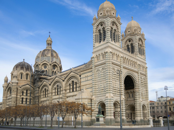Obtenez une estimation précise et professionnelle de votre bien immobilier de luxe à Marseille. Confiez votre projet à des experts pour une évaluation optimale.