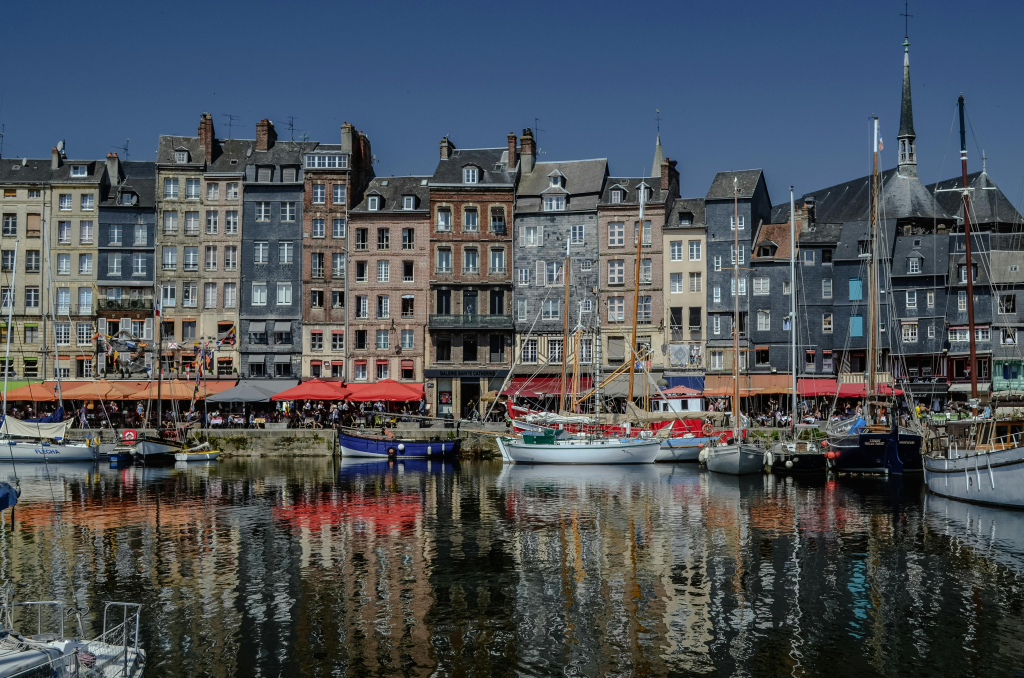 Explorez l’immobilier de luxe dans le Calvados : Deauville, Caen, Honfleur, Trouville et bien plus. Découvrez les villes où investir ou vivre dans cette région prestigieuse.