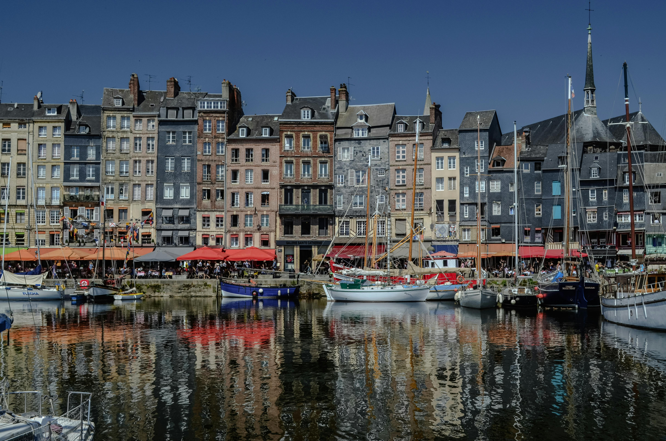 Explorez l’immobilier de luxe dans le Calvados : Deauville, Caen, Honfleur, Trouville et bien plus. Découvrez les villes où investir ou vivre dans cette région prestigieuse.