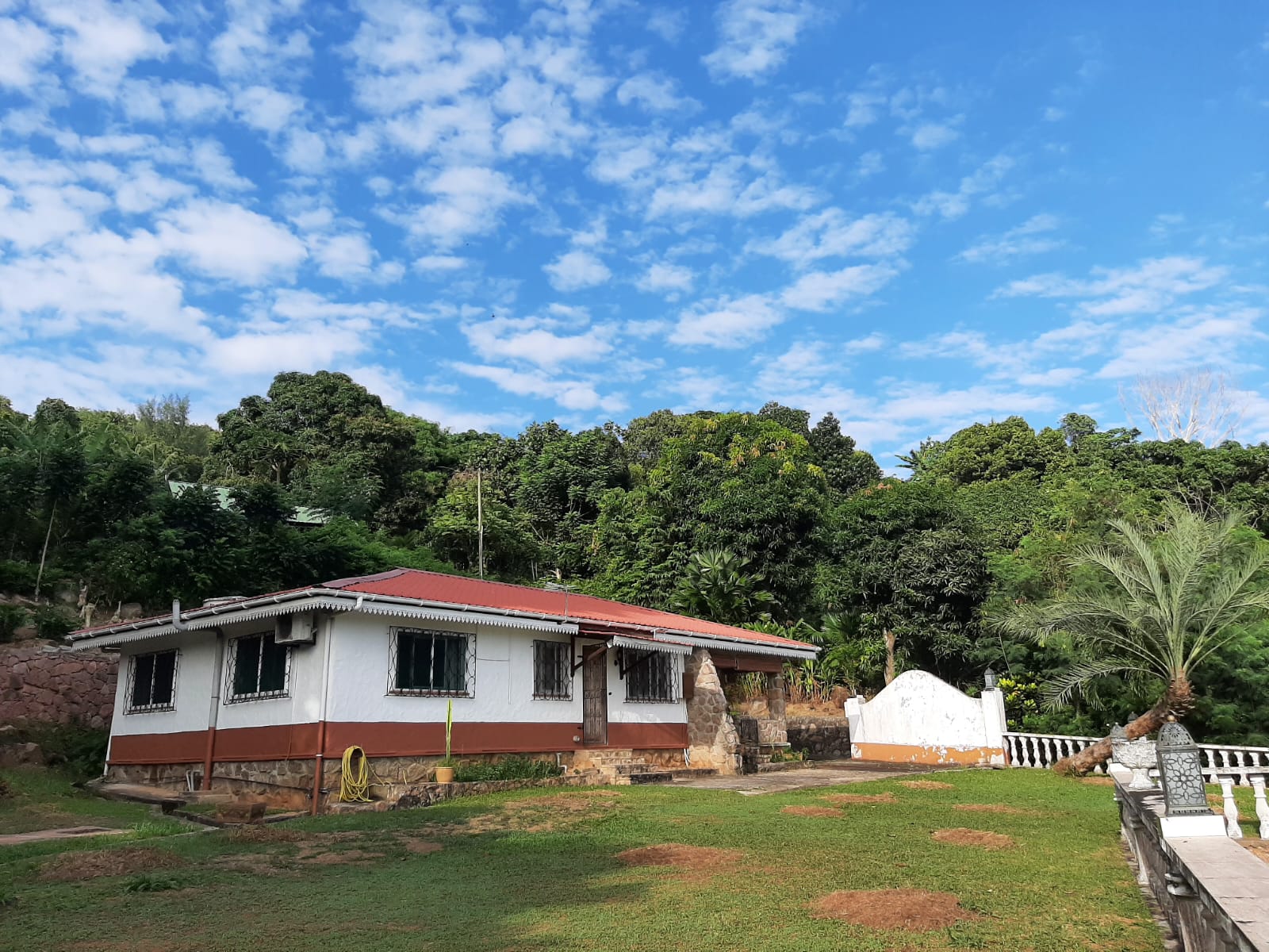 Villa for sale in Praslin Vue Mer Baie Sainte-Anne. Tropical garden 1628 m², near beaches and ferries - € 750,000. Seychelles Sale Real estate Luxury Properties.
