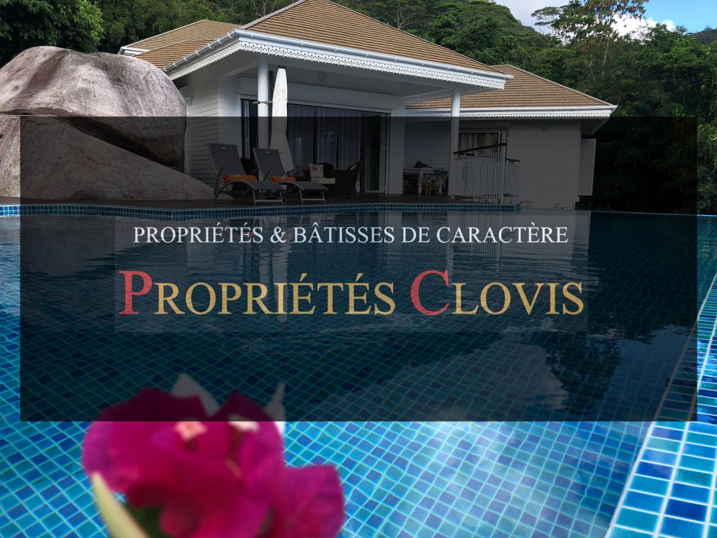Somptueuse villa de 410 m² aux Seychelles, vue mer, piscine à débordement, appartements indépendants. Prix : 2 100 000 €. Contactez Propriétés Clovis !