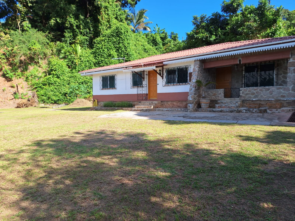 Villa à vendre à Praslin vue mer Baie Sainte-Anne. Jardin tropical 1628 m², proche plages et ferries - 750 000 €. Seychelles Vente immobilier luxe propriétés.