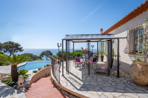 Villa d'exception à Èze Plage : piscine, vue mer panoramique et services exclusifs. Location de vacances de luxe sur la Côte d'Azur.
