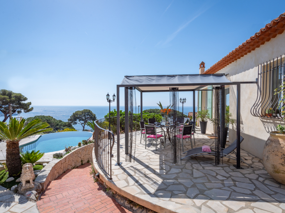 Exceptional villa in Èze Plage: swimming pool, panoramic sea views and exclusive services. Luxury holiday rental on the French Riviera.
