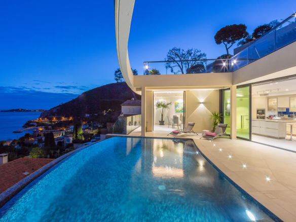Contemporary villa with infinity pool, panoramic sea views and beach access. Luxury holiday rental in Èze on the French Riviera.