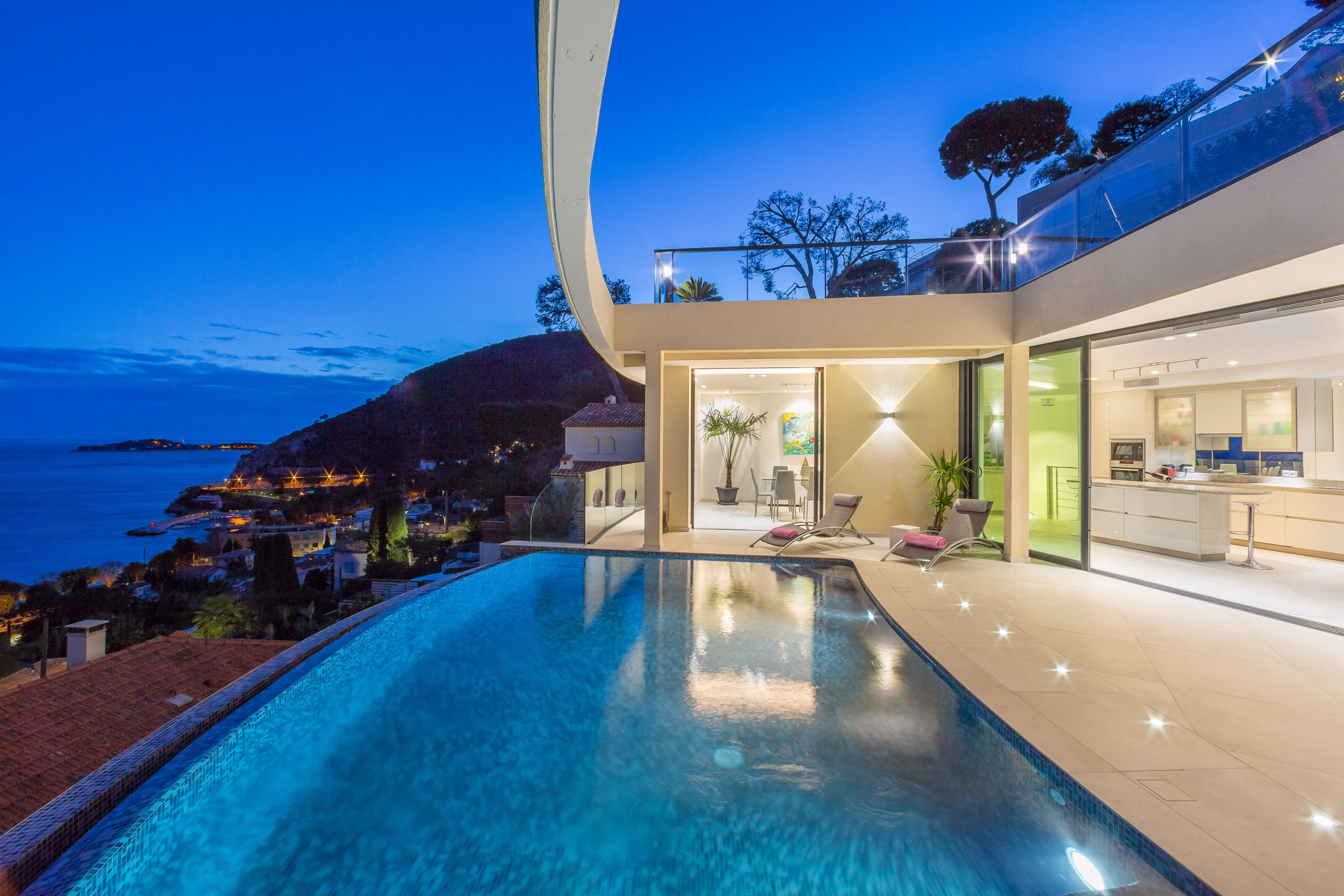 Villa contemporaine avec piscine à débordement, vue mer panoramique et accès plage. Location de vacances de luxe à Èze sur la Côte d'Azur.