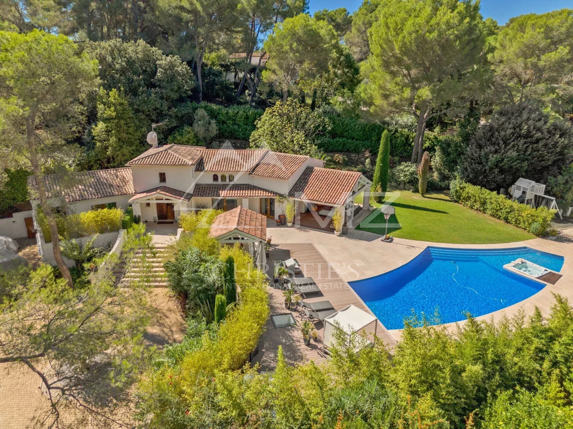 Découvrez nos villas de luxe à vendre à Mougins, au cœur de la Côte d’Azur. Maisons contemporaines, domaines avec vue, piscines, charme provençal.