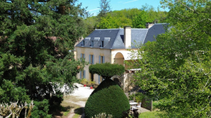 Manoir avec gîtes et piscine à 5 min de Sarlat – 1,5 ha