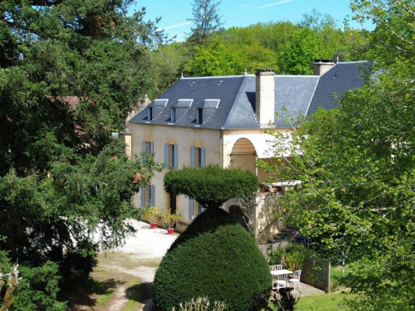 Manoir avec gîtes et piscine à 5 min de Sarlat – 1,5 ha