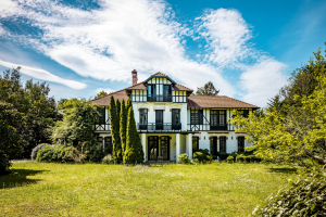 : Majestueuse villa Belle Époque à Biarritz, 665 m², 9 chambres, parc arboré de 7500 m², à deux pas de l’océan. Propriété d’exception à vendre.