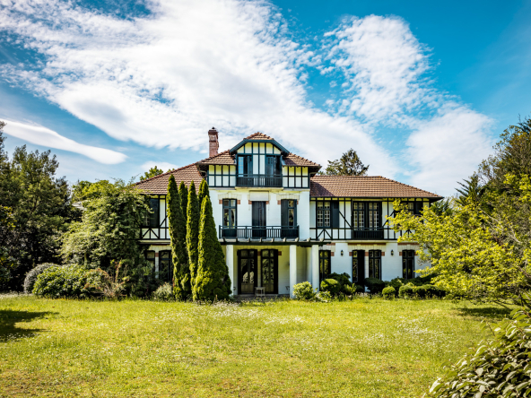 : Majestueuse villa Belle Époque à Biarritz, 665 m², 9 chambres, parc arboré de 7500 m², à deux pas de l’océan. Propriété d’exception à vendre.