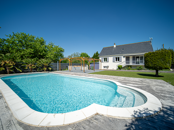 Propriété rénovée maison avec piscine et studio à Ballan-Miré