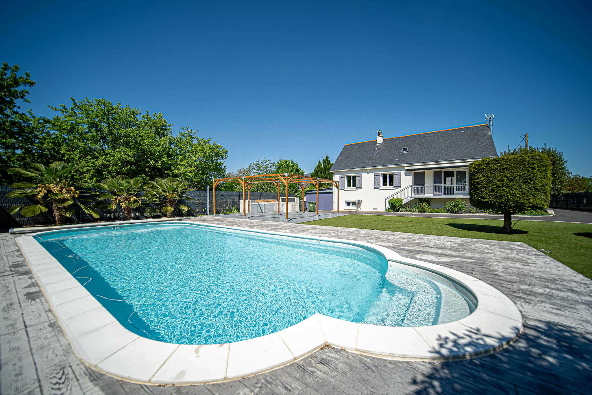À vendre – Maison familiale avec piscine, grand jardin arboré et prestations soignées – Ballan-Miré, proche Tours À vendre – Maison familiale avec piscine, grand jardin arboré et prestations soignées – Ballan-Miré, proche Tours