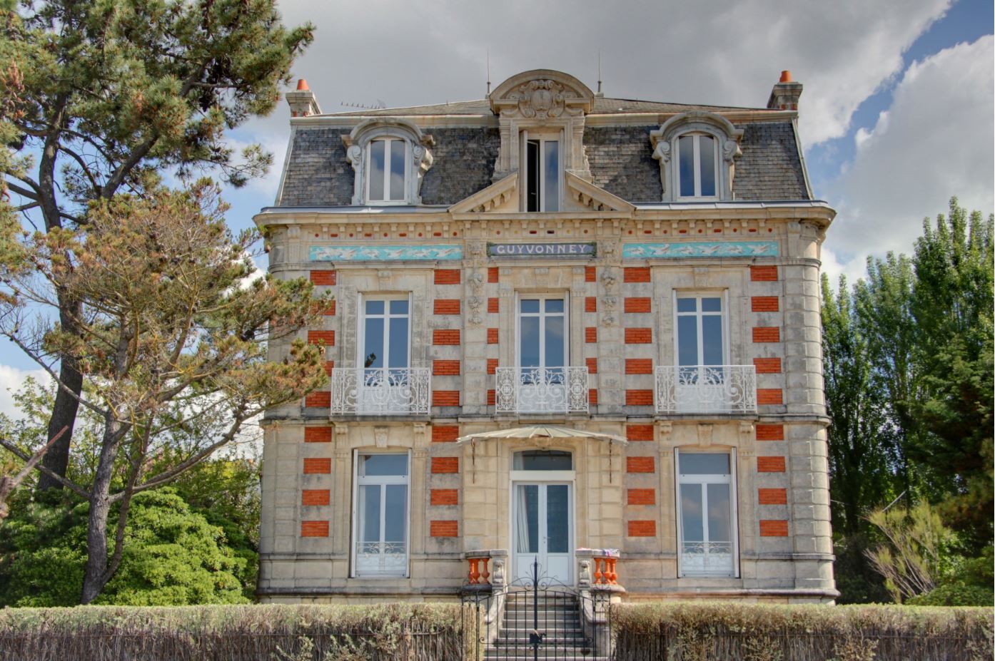 Vente de maisons de luxe, villas haut de gamme avec piscine et maisons d’architecte de particulier à particulier : publiez sans agence ni commission sur Propriétés de Charme