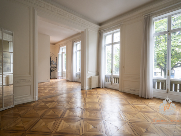 Appartement 232 m² dans un hôtel particulier avenue Hoche, Paris 8e. Prestations haut de gamme à 2 955 000 €. Proche Parc Monceau et Champs-Élysées.