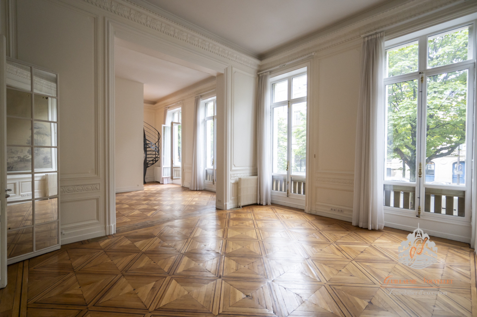 Appartement 232 m² dans un hôtel particulier avenue Hoche, Paris 8e. Prestations haut de gamme à 2 955 000 €. Proche Parc Monceau et Champs-Élysées.
