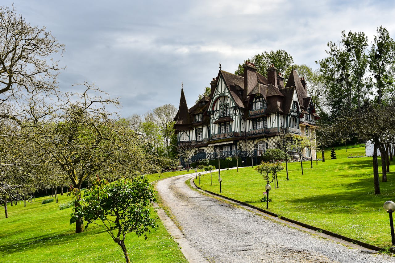 Découvrez l’immobilier de luxe en Normandie : Calvados, Eure, Manche, Orne, Seine-Maritime. Villas, manoirs, châteaux et propriétés d’exception à vendre.