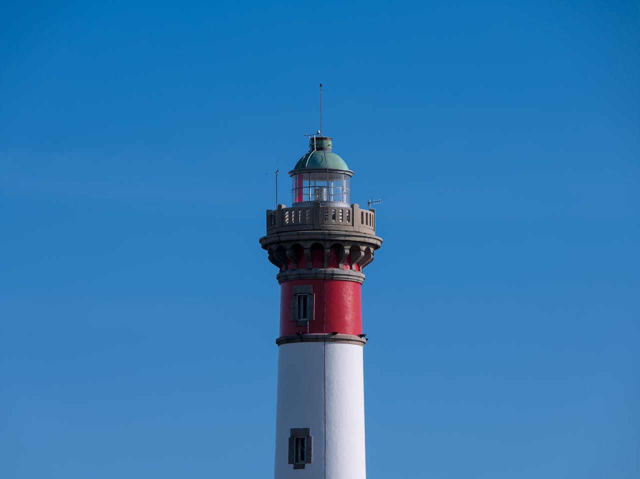 Découvrez les villas et maisons de prestige à Ouistreham avec piscine, dépendances et prestations haut de gamme sur Propriétés de Charme.