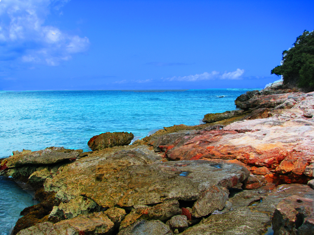 Propriétés de luxe en Guadeloupe – Marché et opportunités La Guadeloupe, joyau des Caraïbes françaises, attire depuis longtemps investisseurs, propriétaires et voyageurs en quête de beauté, d’authenticité et de confort raffiné. Ses paysages contrastés – plages de sable fin, montagnes volcaniques, forêts tropicales – en font une destination privilégiée pour l’immobilier de luxe. Mais derrière la carte postale, le marché recèle des dynamiques spécifiques, des opportunités tangibles et un potentiel encore largement sous-exploité. Cet article de référence explore en profondeur l’immobilier haut de gamme en Guadeloupe : ses caractéristiques, ses tendances, les types de propriétés recherchées, les prix, ainsi que les opportunités offertes aux agences et propriétaires désireux de mettre en valeur leurs biens via le portail Propriétés de Charme. 1. La Guadeloupe, un cadre unique pour l’immobilier de luxe L’archipel guadeloupéen, composé principalement de Basse-Terre et Grande-Terre, mais aussi de Marie-Galante, Les Saintes et La Désirade, combine l’exotisme caribéen avec la sécurité juridique française et européenne. Ce mélange attire une clientèle internationale exigeante, séduite par : Le climat tropical avec un ensoleillement quasi permanent. La nature préservée, entre plages de sable blanc et réserve Cousteau. La richesse culturelle, marquée par une identité créole forte. L’accessibilité grâce à ses liaisons aériennes directes avec la France métropolitaine et l’Europe. La Guadeloupe n’est pas seulement une destination touristique : elle est aussi devenue un lieu de résidence secondaire privilégié, voire de plus en plus, une option de résidence principale pour des familles en quête de qualité de vie. 2. Typologies de propriétés de luxe en Guadeloupe L’offre en immobilier haut de gamme est variée et s’adapte à différents profils d’acheteurs : Villas et maisons contemporaines Souvent situées sur le littoral, avec vue panoramique sur l’océan. Constructions modernes, domotisées, intégrant des prestations haut de gamme : piscine à débordement, spa, salle de sport, cuisines équipées dernier cri. Propriétés pieds dans l’eau Biens les plus recherchés, offrant un accès direct à la plage. Très rares, donc particulièrement prisés par les investisseurs. Maisons créoles de prestige Demeures de caractère restaurées, mariant charme créole et confort contemporain. Grandes terrasses, varangues, jardins tropicaux, matériaux nobles (bois précieux, pierre locale). Penthouses et appartements de luxe Plus rares mais en développement dans les zones touristiques et urbaines (Pointe-à-Pitre, Gosier, Saint-François). Vue sur mer et proximité immédiate des commodités. Domaines et propriétés d’exception Villas multiples regroupées sur de vastes terrains. Idéal pour des projets hôteliers de charme, de location saisonnière haut de gamme ou de résidences privées. 3. Les zones les plus recherchées en Guadeloupe Saint-François Véritable référence de l’immobilier de luxe en Guadeloupe, avec son golf international, sa marina, son casino et ses plages réputées. Le Gosier Proximité de Pointe-à-Pitre et de l’aéroport, parfait pour les résidences principales haut de gamme. Sainte-Anne Station balnéaire familiale très demandée, connue pour ses plages paradisiaques. Deshaies et Basse-Terre Côté nature, avec une ambiance plus confidentielle. Très apprécié des amateurs d’authenticité et de paysages sauvages. Les Saintes et Marie-Galante Des marchés plus restreints mais très haut de gamme, avec des biens rares et exclusifs. 4. Tendances actuelles du marché immobilier de luxe en Guadeloupe Demande croissante de résidences secondaires par des acheteurs français et européens. Attrait pour l’investissement locatif haut de gamme, notamment en location saisonnière de villas. Mise en avant du tourisme durable et écoresponsable, qui influence aussi la conception des propriétés. Développement des infrastructures : amélioration des liaisons aériennes, services de qualité, montée en gamme de l’offre touristique. Digitalisation du marché : les acheteurs consultent en priorité les portails spécialisés pour identifier les biens exclusifs. 5. Niveaux de prix et perspectives d’évolution Les prix de l’immobilier de luxe en Guadeloupe varient fortement selon l’emplacement et le type de bien : Villas de prestige : entre 800 000 € et 3 000 000 €, certaines propriétés exceptionnelles atteignant bien plus. Appartements haut de gamme : entre 400 000 € et 1 000 000 € selon la localisation et la vue. Domaines et propriétés pieds dans l’eau : souvent supérieurs à 2 500 000 €. La tendance est à une progression continue, portée par une demande soutenue et une offre limitée, surtout en front de mer. 6. Opportunités pour les propriétaires et agences immobilières La Guadeloupe est un marché de niche où la rareté crée de la valeur. Pour les propriétaires, vendre ou louer un bien via un portail de référence comme Propriétés de Charme est une opportunité majeure. Pour les propriétaires vendeurs Valorisation optimale grâce à une visibilité ciblée auprès d’une clientèle internationale. Mise en avant des spécificités locales (vue mer, authenticité, emplacement rare). Accompagnement professionnel via les agences partenaires du portail. Pour les agences immobilières de luxe Accès à un marché international en présentant les biens à une clientèle qualifiée. Renforcement de la notoriété grâce à la visibilité offerte par Propriétés de Charme. Différenciation par une mise en avant sur un portail exclusivement dédié aux propriétés haut de gamme. 7. Pourquoi publier vos annonces sur Propriétés de Charme ? Dans un marché où la visibilité digitale est décisive, Propriétés de Charme se distingue comme un portail de référence pour l’immobilier de luxe : Audience internationale ciblée : investisseurs, acheteurs exigeants et amoureux de la Guadeloupe. Positionnement exclusif : uniquement des biens de prestige, garantissant un environnement de qualité. Outil de mise en relation directe : les formulaires de contact connectent immédiatement acheteurs et professionnels. Simplicité et efficacité : publication intuitive et résultats rapides. En choisissant Propriétés de Charme, agences et propriétaires bénéficient d’un relais puissant pour mettre en valeur leurs villas, penthouses, maisons créoles et domaines en Guadeloupe. 8. Conseils pratiques pour réussir une vente ou une location haut de gamme Soigner la présentation : photographies professionnelles, mise en scène, mise en valeur des atouts uniques. Fixer le bon prix : aligné avec le marché mais reflétant la rareté et la qualité. Mettre en avant les équipements premium : piscine, spa, jardin tropical, domotique, accès plage. Privilégier une diffusion spécialisée : un portail généraliste dilue la valeur, tandis qu’un portail de prestige renforce l’image du bien. Collaborer avec des experts locaux : pour les démarches légales et fiscales spécifiques aux DOM. 9. Perspectives d’avenir pour l’immobilier de luxe en Guadeloupe La Guadeloupe bénéficie de plusieurs leviers de croissance : Une attractivité touristique qui ne faiblit pas. Une clientèle internationale toujours plus présente. Une rareté structurelle des biens d’exception, qui soutient la valeur. Un engouement pour le style de vie caribéen allié à la sécurité du droit français. Tous ces éléments laissent présager un marché en plein développement, où les opportunités de vente, d’achat et d’investissement resteront solides dans les années à venir. Mot de la fin La Guadeloupe n’est pas seulement une destination paradisiaque : elle est aussi un marché immobilier de luxe en plein essor, riche en opportunités. Que vous soyez propriétaire d’une villa en bord de mer, agence immobilière spécialisée ou investisseur en quête d’un bien rare, le moment est idéal pour mettre en avant vos propriétés. En publiant vos annonces sur Propriétés de Charme, vous accédez à une vitrine internationale dédiée exclusivement aux biens haut de gamme. C’est l’occasion d’offrir à votre bien la visibilité qu’il mérite et de rencontrer une clientèle prête à investir dans l’excellence.