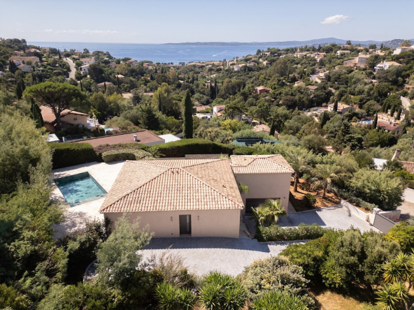 Villa neuve avec piscine et vue mer aux Issambres. Architecture contemporaine, jardin paysagé, prestations haut de gamme. À 3 min du centre.