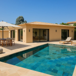 Villa neuve avec piscine et vue mer aux Issambres. Architecture contemporaine, jardin paysagé, prestations haut de gamme. À 3 min du centre.