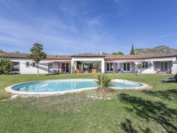 Villa with swimming pool in Gémenos – Private ad