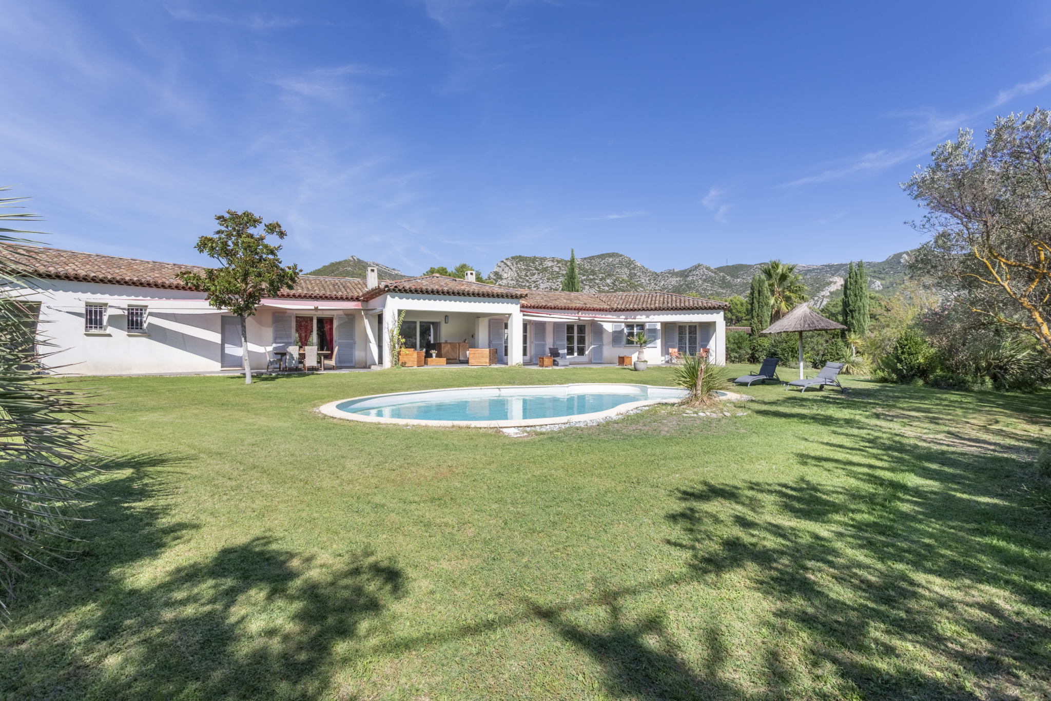 Maison familiale haut de gamme avec suite parentale, chambres indépendantes, piscine et espaces de réception à Gémenos