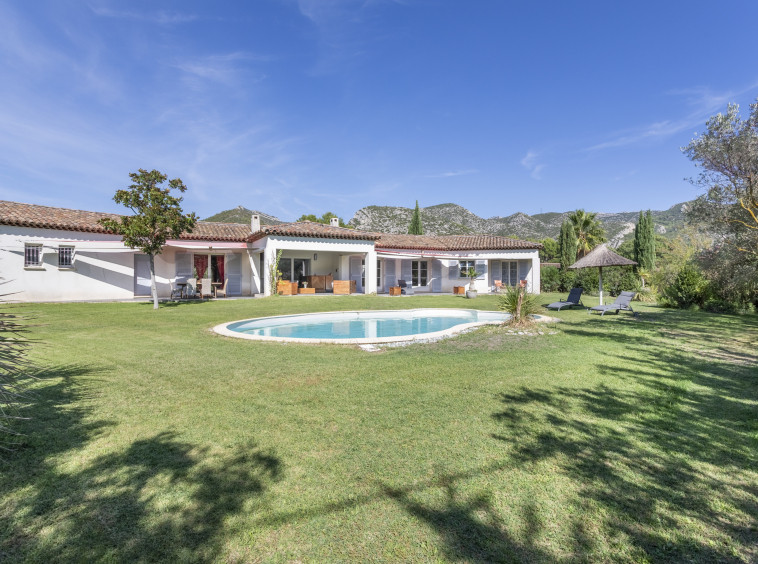 Maison familiale haut de gamme avec suite parentale, chambres indépendantes, piscine et espaces de réception à Gémenos