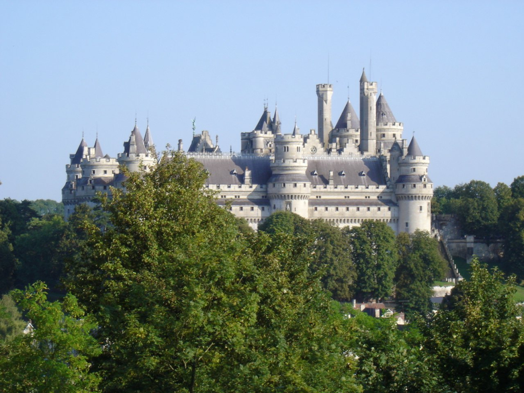 Discover prestigious properties for sale in the Oise region: villas, castles, high-end estates and rare opportunities.