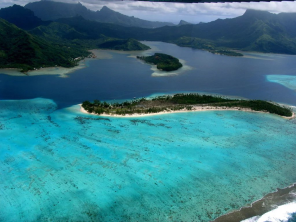 Île privée Tipaemau à vendre à Raiatea, 12,68 ha de plages et nature préservée en Polynésie française. Exclusivité unique et confidentielle.