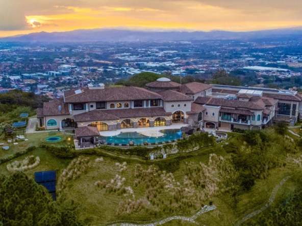 Exceptional Villa in Santa Ana, 8 Bedrooms, Pools, Spa, Cinema, and Panoramic Views of the Central Valley. Luxury, Elegance, and Absolute Security.