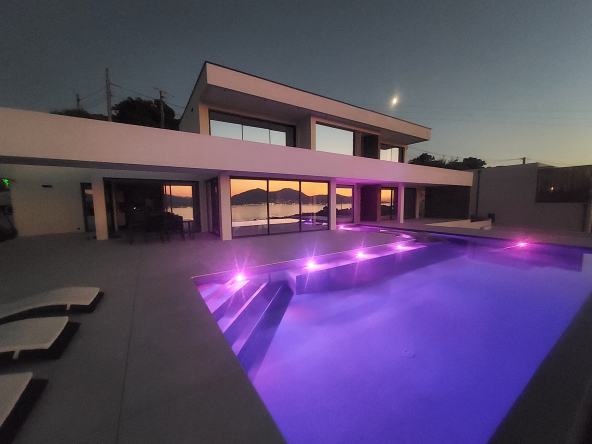 Découvrez cette villa de luxe à Porticcio avec 2 piscines, garage 6 voitures et vue mer exceptionnelle. Dossier confidentiel sur demande.