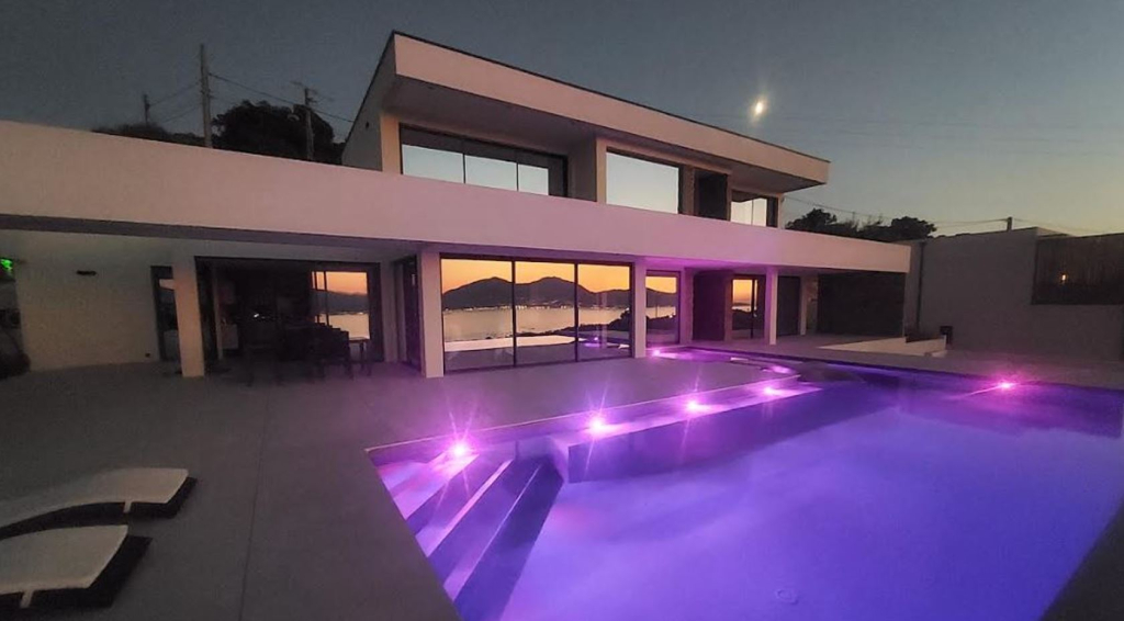 Découvrez cette villa de luxe à Porticcio avec 2 piscines, garage 6 voitures et vue mer exceptionnelle. Dossier confidentiel sur demande.