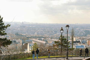 Séjournez dans une chambre d’hôtes de charme à Montmartre, Paris. Profitez de vues panoramiques sur la basilique du Sacré-Cœur et les toits de la capitale.