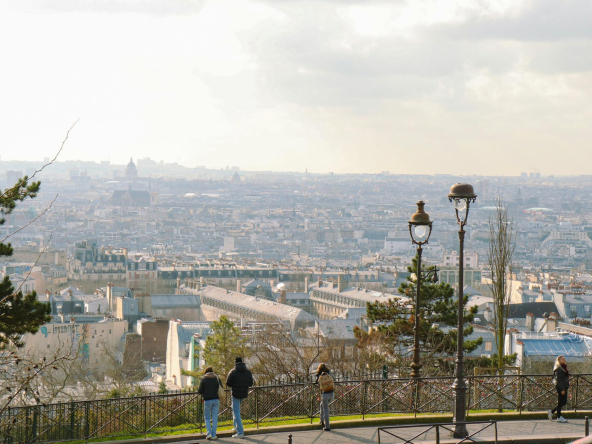 Séjournez dans une chambre d’hôtes de charme à Montmartre, Paris. Profitez de vues panoramiques sur la basilique du Sacré-Cœur et les toits de la capitale.