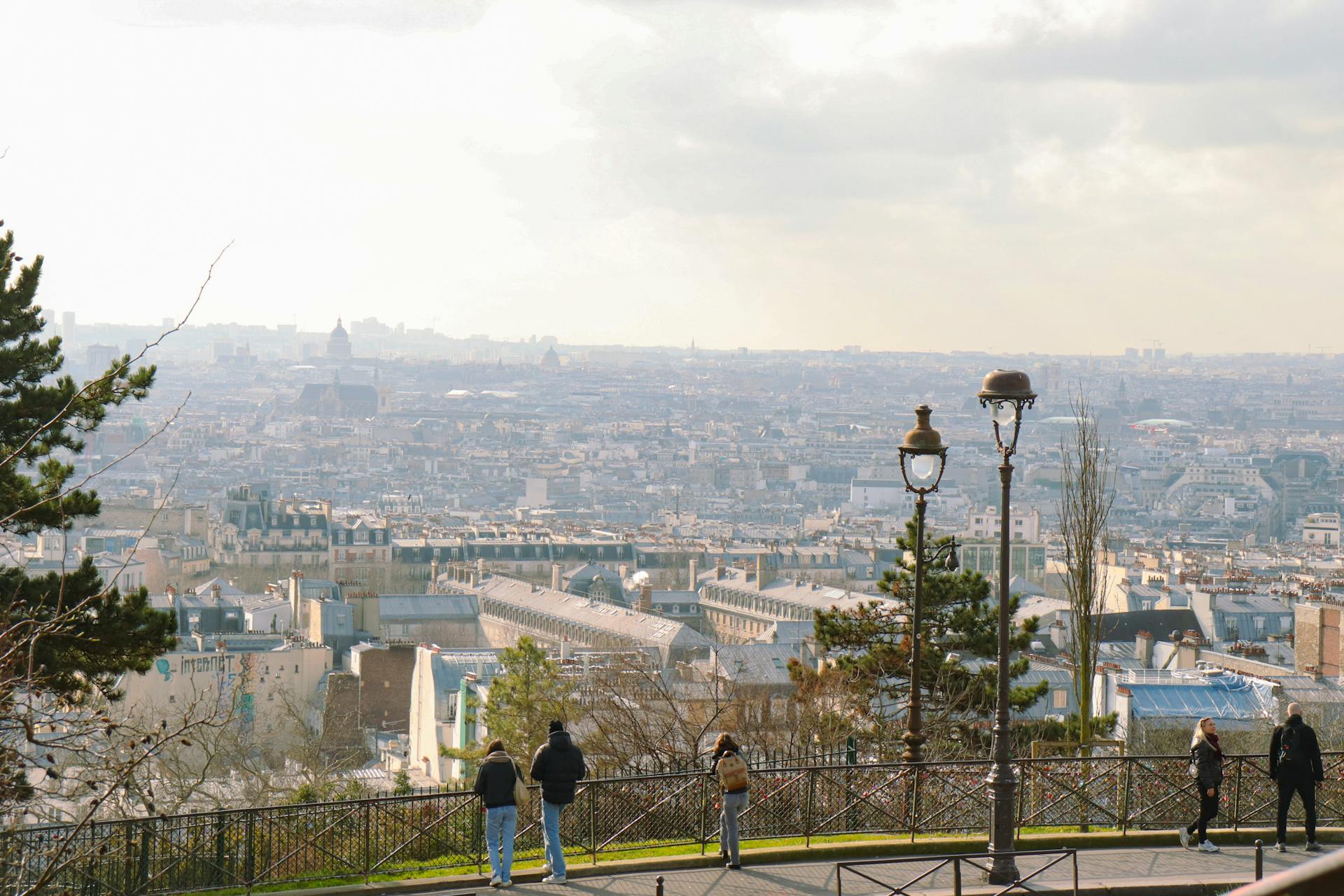 Séjournez dans une chambre d’hôtes de charme à Montmartre, Paris. Profitez de vues panoramiques sur la basilique du Sacré-Cœur et les toits de la capitale.