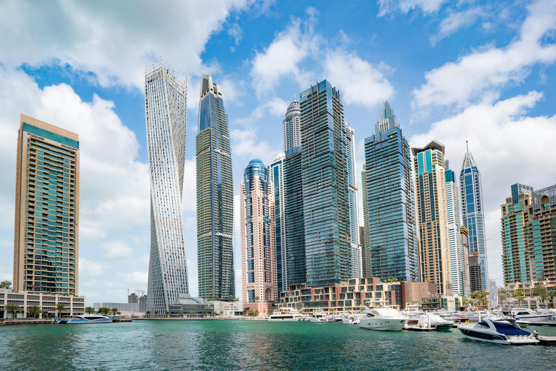 Discover the luxury apartment and penthouse market in Dubai: sought-after areas, price trends and advice for investors and sellers.