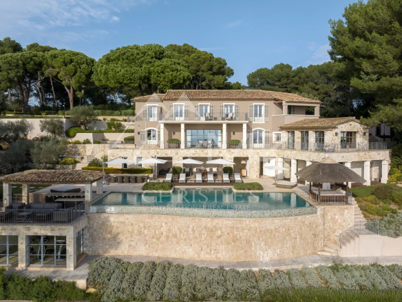 Bastide Provençale Moderne à Cannes : Luxe et Élégance en Californie